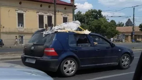 Panică printre şoferii din Timişoara după ce au văzut în trafic un cadavru legat pe plafonul unui autoturism