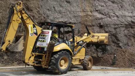 La Sibiu doi consilieri locali au fost arestați pentru că au furat un excavator