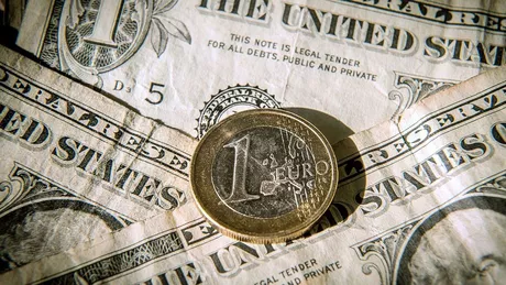 Moneda euro a fost depășită de dolar pentru prima dată în 20 de ani