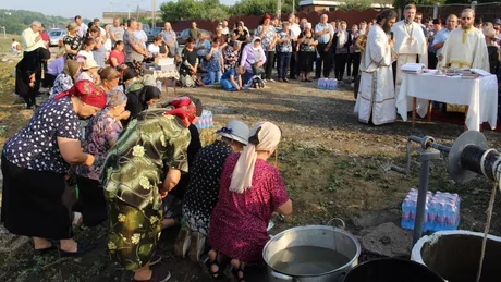 În comuna Coarnele Caprei din județul Iași oamenii și preotul se roagă pentru venirea ploii