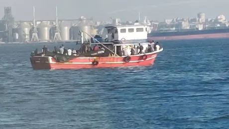 În Vama Veche Garda de Coastă a identificat o barcă de lemn cu zeci de migranţi la bord