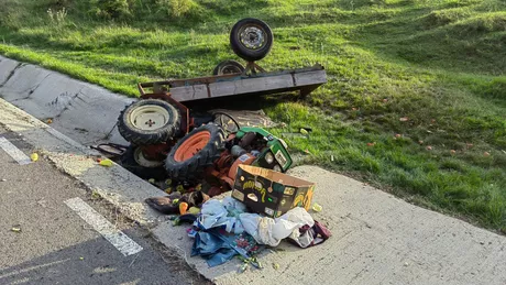 Un tractor cu remorcă s-a răsturnat la Costeşti în judeţul Iaşi. O femeie a decedat- EXCLUSIV FOTO