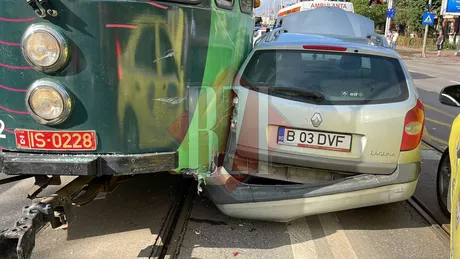 Accident rutier în Podu Roș. Un tramvai CTP Iași a acroșat un autoturism. La fața locului intervin mai multe echipaje - EXCLUSIV FOTO VIDEO UPDATE