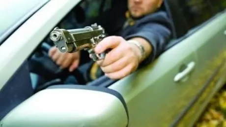 Bărbat ameninţat cu un pistol în trafic în Vrancea. Ce au găsit în neregulă poliţiştii la arma folosită de agresor