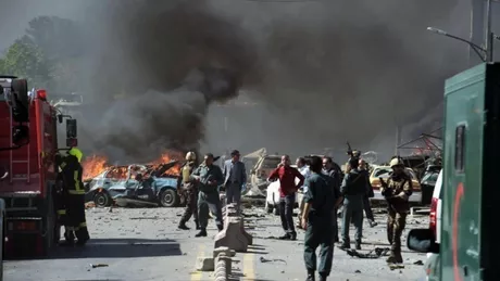 Zeci de morți și răniți în urma unei explozii uriașe într-o moschee din Kabul
