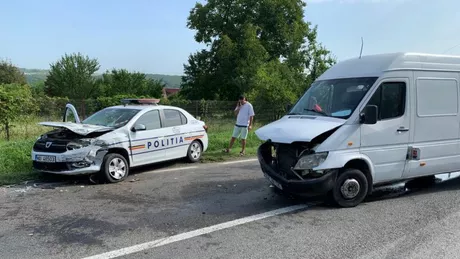 Acident rutier între o autoutilitară și maşina Poliţiei la Măgura în Buzău. Şoferul s-a speriat de radar