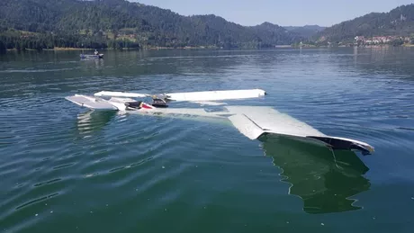 Un avion cu două persoane la bord s-a prăbuşit în Lacul Colibiţa. Intervenţie de urgenţă a salvatorilor - VIDEO