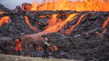 Erupţie vulcanică în apropiere de capitala Islandei. Jeturile de lavă par a fi o atracţie turistică în ciuda recomandărilor autorităţilor