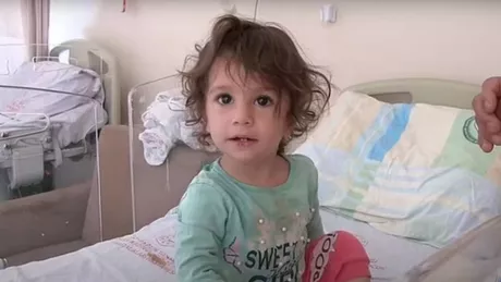 Oamenii au rămas uimiţi de ce a făcut o fetiţă de doi ani din Turcia după ce şarpele cu care se juca a muşcat-o