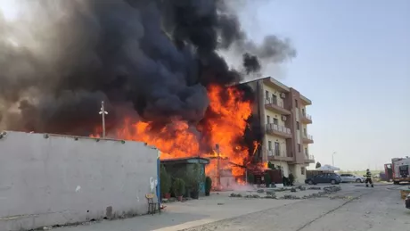 Incendiu puternic la o biserică din Constanța. Flăcări uriaşe lângă un bloc de locuinţe