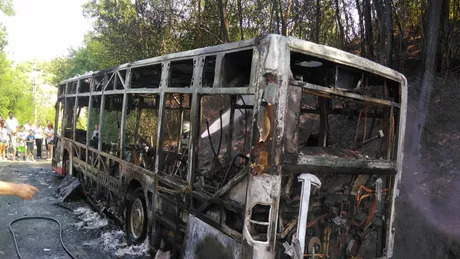 Un autobuz a luat foc pe ruta Bistrița-Slătinița. În mijlocul de transport se aflau 16 pasageri