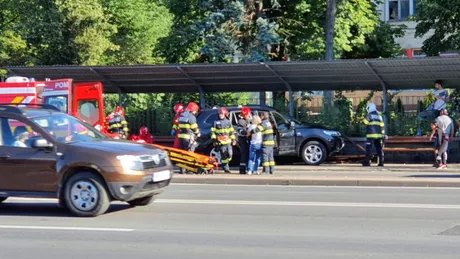 O mașină a intrat într-o stație de autobuz din Baia Mare. Trei victime una este resuscitată