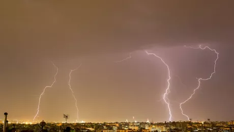 Avertizare meteo. Vor urma ploi și furtuni în toată țara iar temeperaturile vor scădea