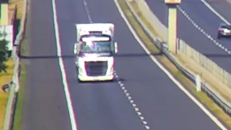 Accident rutier pe o autostradă din Ungaria. Şofer român de TIR dat exemplu negativ de autorităţile maghiare - VIDEO