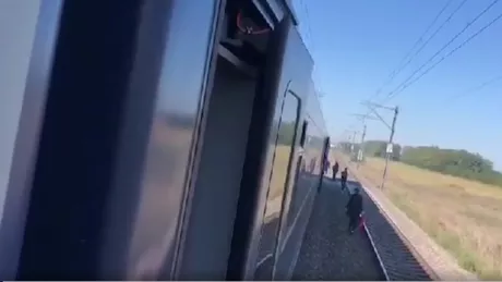 Panică într-un tren de călători care a luat foc. Oamenii coborâţi în câmp pe ruta Bucureşti - Constanţa