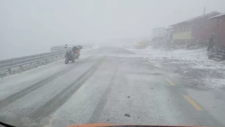 Lapoviţă şi ninsoare pe Transalpina Evitați deplasarea dacă nu aveți autovehicule echipate de iarnă