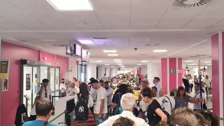 Revoltă şi haos pe aeroportul Otopeni. Oamenii protestează Bătaia de joc a Blue Air la adresa românilor