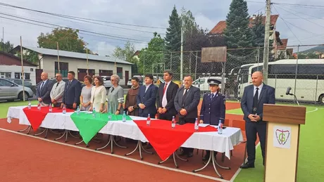 Steagul Ungariei afișat la o școală din România