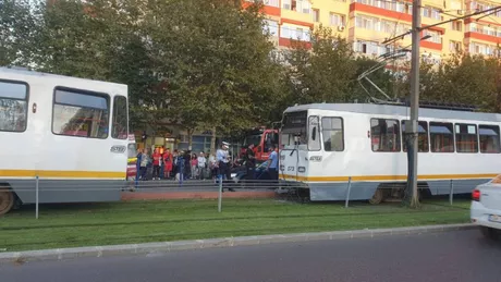 Două tramvaie s-au ciocnit în București. Cel puțin trei pasageri sunt răniți