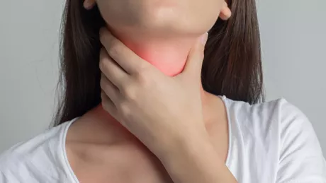 Zece moduri pentru a calma usturimea în gât. Iată care sunt cauzele care duc la apariția acestui simptom