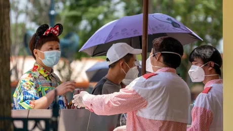 Mii de oameni au fost închişi forţat în parcul de distracţii Disneyland din Shanghai pentru a fi testați anti-Covid