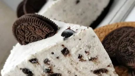 Cheesecake cu oreo. Un desert aerisit și fraged pentru o masă festivă de neuitat