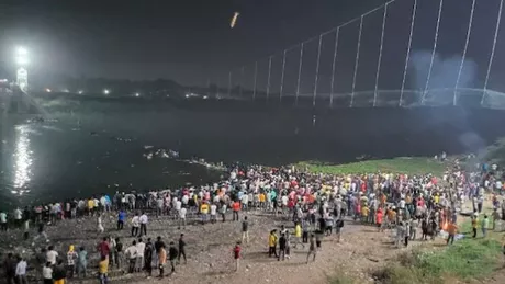 Dezastru în India. Cel puţin 132 de persoane au murit după ce un pod s-a prăbuşit - VIDEO