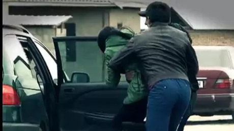 Răpire ca în filme în Botoșani. Tinerii au luat o fată din mașină și au transportat-o la Iași