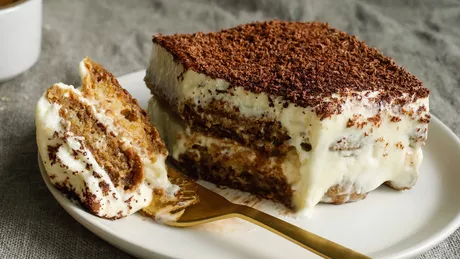 Tort tiramisu cu pișcoturi și mascarpone și frișcă. Un desert pregătit acasă ca la restaurant