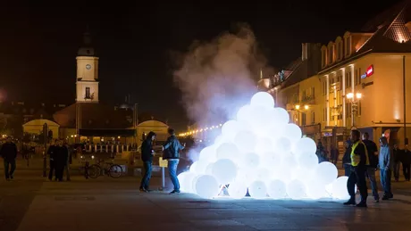 1.600 de fluturi luminează Iulius Parc. Instalațiile spectaculoase Butterfly Cluster Stringed Balloomi și Aqua Olimpia fac parte din festivalul Lights On