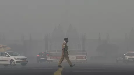 Cea mai poluată capitală din lume New Delhi acoperită de un smog toxic. Autorităţile au anunţat că gradul de poluare este sever