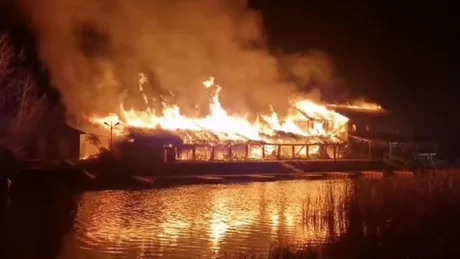 Incendiu devastator la o pensiune din Delta Dunării Pompierii intervin de urgență