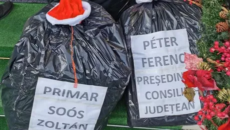 Primarul din Târgu Mureș a primit cadou de Moș Crăciun saci cu gunoi. Darurile au fost făcute de un consilier local în semn de protest