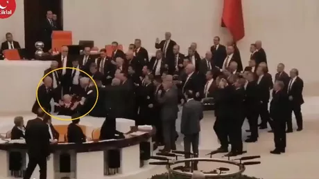 Bătaie în Parlamentul Turciei. Un politician a fost lovit în cap de colegul lui Erdogan - VIDEO