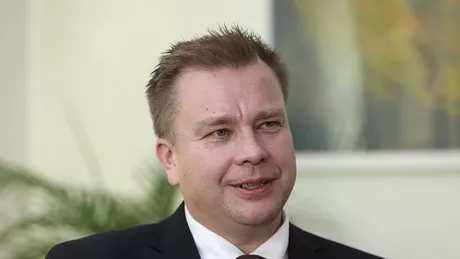 În plin proces de aderare la NATO ministrul Apărării finlandez pleacă pentru două luni în concediu paternal