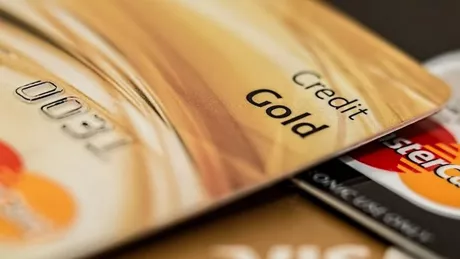 Card de debit sau card de credit - avantaje și dezavantaje la cumpărături online și offline