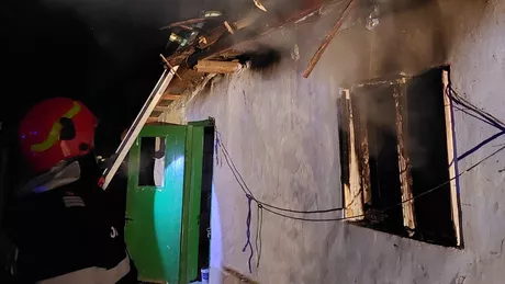 Un incendiu a izbucnit în Hârlău. O casă a fost cuprinsă de flăcări - EXCLUSIV VIDEO UPDATE