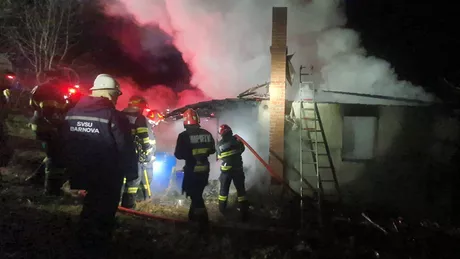 Incendiu puternic în comuna Bârnova Un bărbat şi-a găsit sfârşitul în propria casă a murit ars - FOTO VIDEO