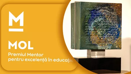 Trofeu realizat de artistul Ioan Nemțoi și 8.000 lei laureatului Premiului Mentor pentru excelență în educație 2022