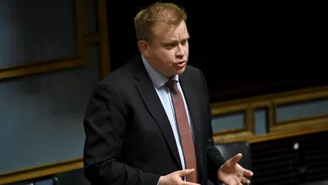 În plin proces de aderare a Finlandei la NATO ministrul Apărării și-a luat concediu de paternitate