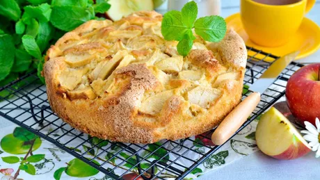 Prăjitură turnată cu mere și 3 ouă. Cea mai rapidă și ușoară rețetă pentru un desert adorat de întreaga familie