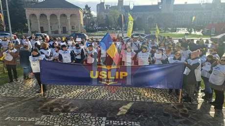 Profesorii ieșeni ies în stradă Protest la Prefectura Iași