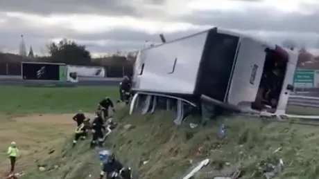 Autocar plin cu români răsturnat pe autostradă în Italia. Răniții au fost duși la spital cu elicopterul - VIDEO