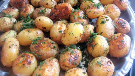 Cartofi noi cu smântână și mărar. Cum să pregătești o mâncare gustoasă și aromată după cea mai simplă rețetă