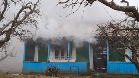 Incendiu la o casă din comuna Bârnova. Pompierii ieşeni şi voluntarii acţionează la faţa locului - FOTO
