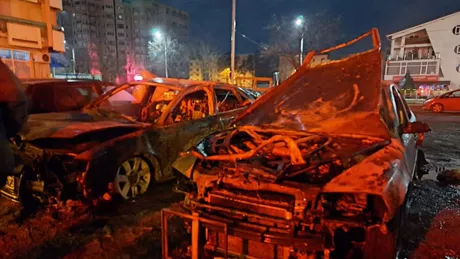Un scurtcircuit electric a făcut ca două autoturisme să ardă aproape în totalitate în municipiul Iași - VIDEO