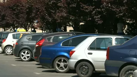 Mesajul absurd al unui șofer din Cluj pe un carton fixat pe roata mașinii sale