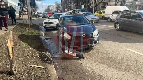 Accident rutier pe Bulevardul Independenţei. Două autoturisme au intrat în coliziune - EXCLUSIV FOTO UPDATE VIDEO