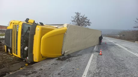 Un autotren înmatriculat în Republica Moldova s-a răsturnat în județul Iași - FOTO