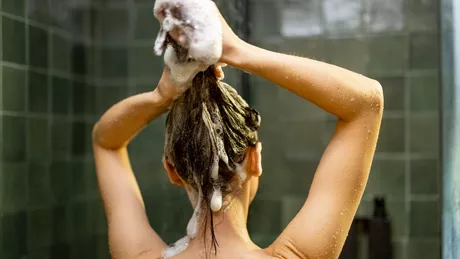 Șampon nuanțator pe păr șaten. Ce efect are acesta și care sunt avantajele produsului